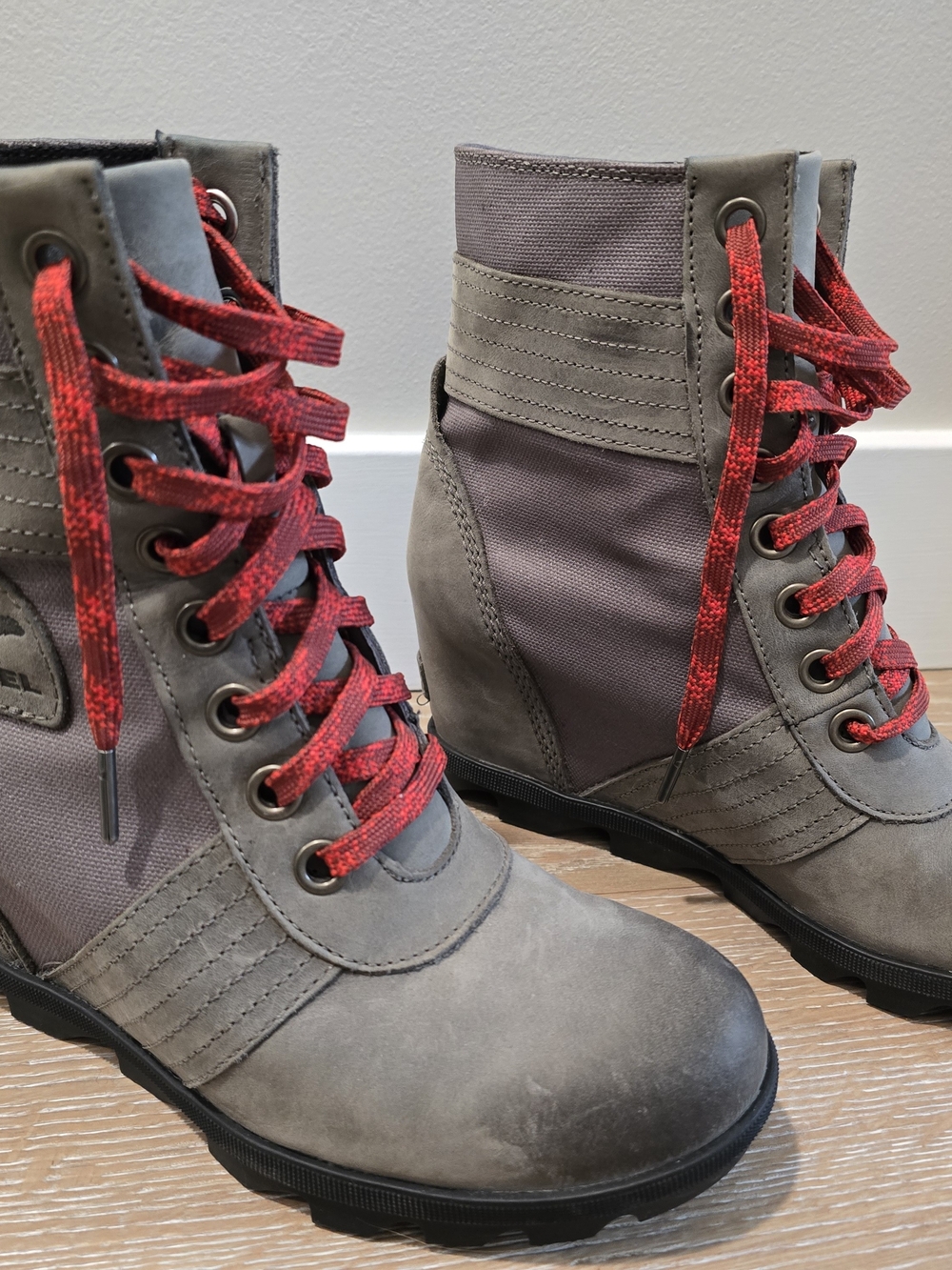 Sorel Lexie Hidden Wedge Waterproof Boots - Quarry Grey & Red Laces - Size 9.5